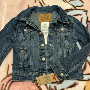 LEVI’S DENIM TRUCKER JACKET!